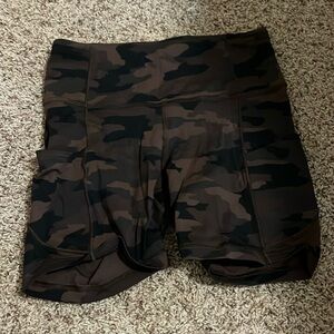 lululemon shorts size 6